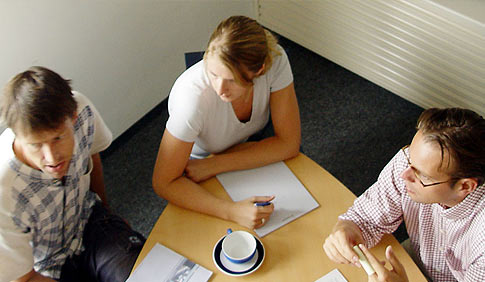Willkommen im Umweltzentrum des Handwerks Thüringen. Mitarbeiter in Besprechung.